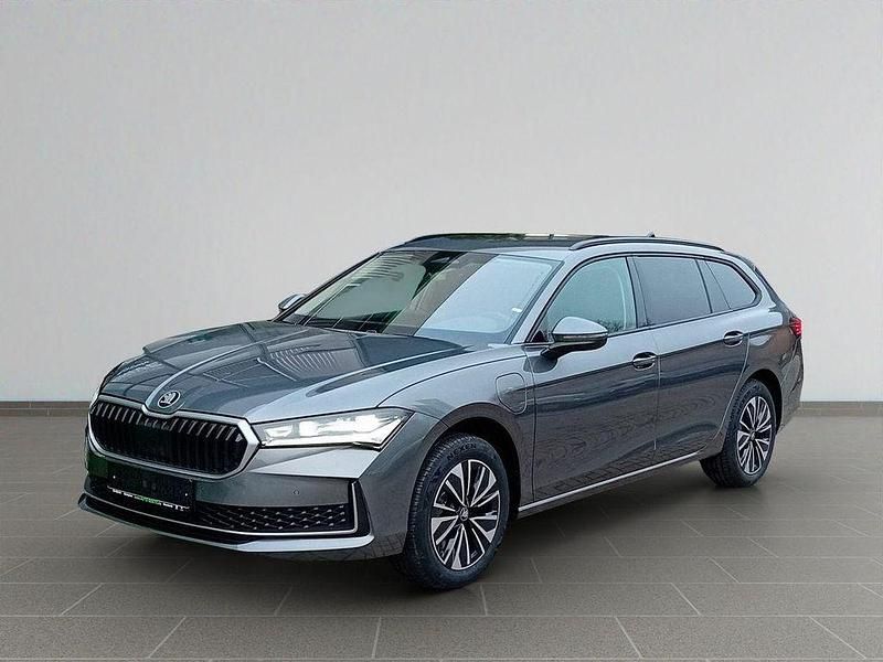 Neu Skoda Superb Selection 204 PS (150 kW) 2025 Grau Kombi