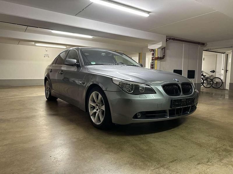 Grau Gebraucht 2005 BMW 523 Limousine | 4.990 € (Fairer Preis) - Bild 1/4