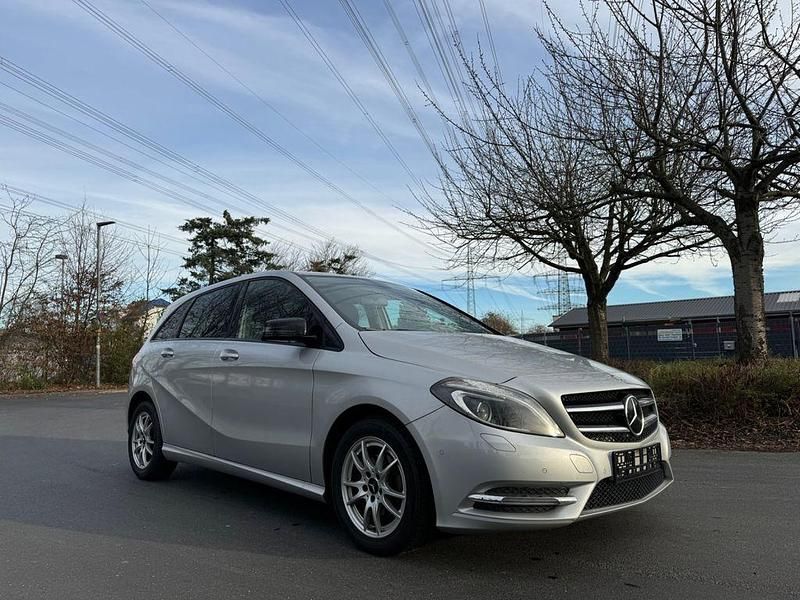 Silber Gebraucht 2014 Mercedes B180 Van / Kleinbus | 8.250 € (Guter Preis) - Bild 1/4