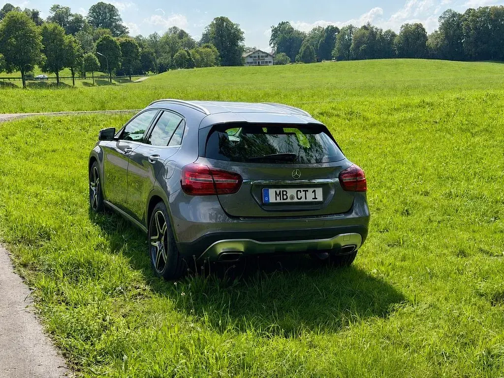 Gebraucht Mercedes GLA180 Urban 122 PS (89 kW) 2017 Grau SUV