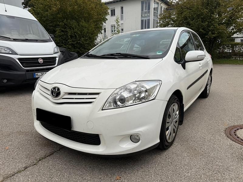 Weiß Gebraucht 2011 Toyota Auris Kleinwagen | 6.980 € (Fairer Preis) - Bild 1/4