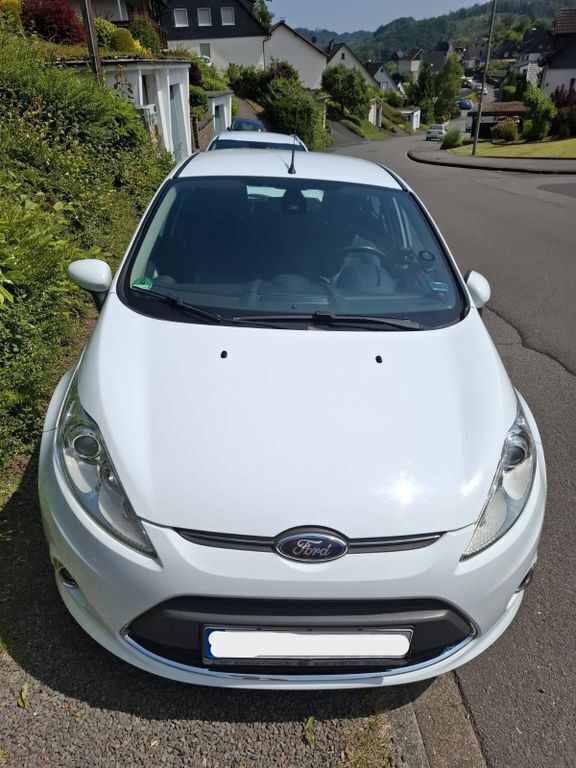 Weiß Gebraucht 2012 Ford Fiesta Titanium Kleinwagen | 4.999 € (Fairer Preis) - Bild 1/4