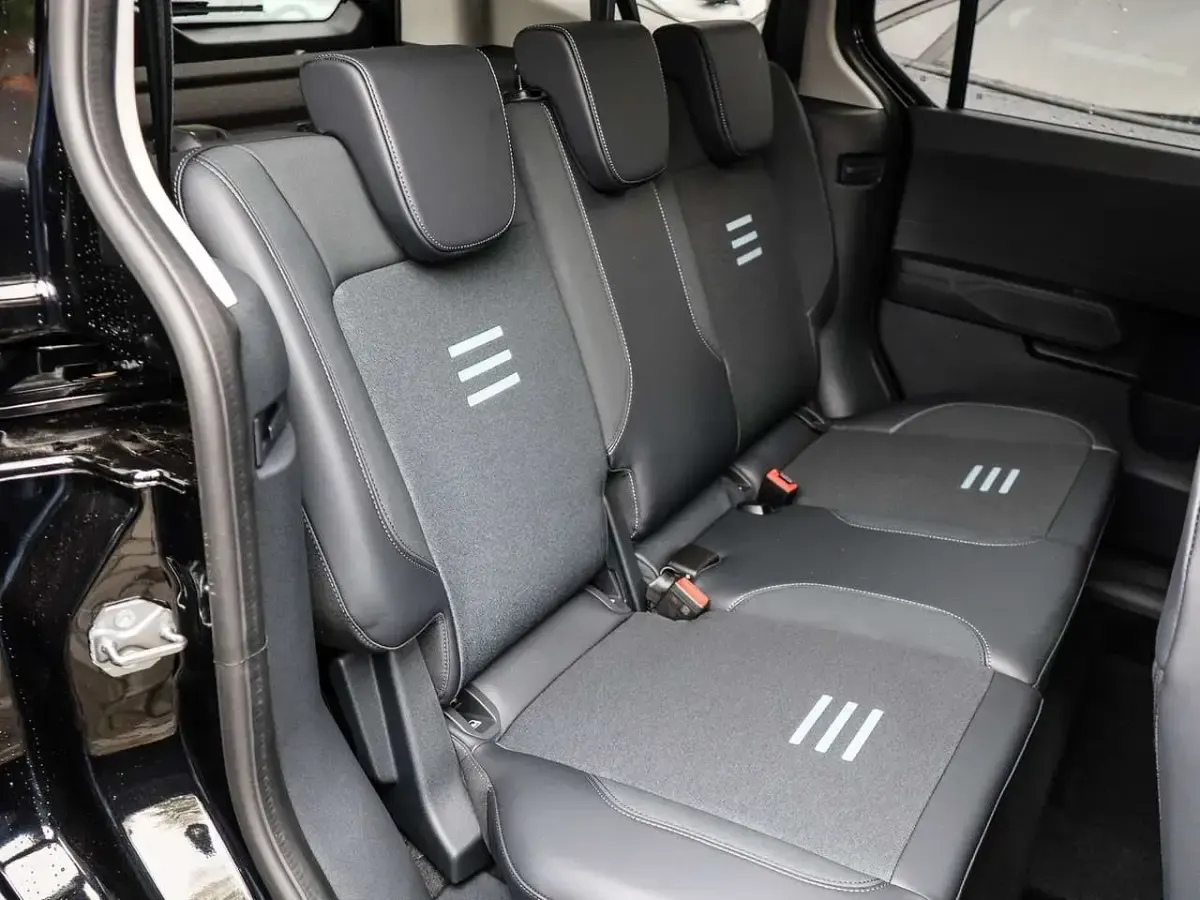 Gebraucht Ford Tourneo Courier Active 125 PS (91 kW) 2025 Schwarz Van / Kleinbus