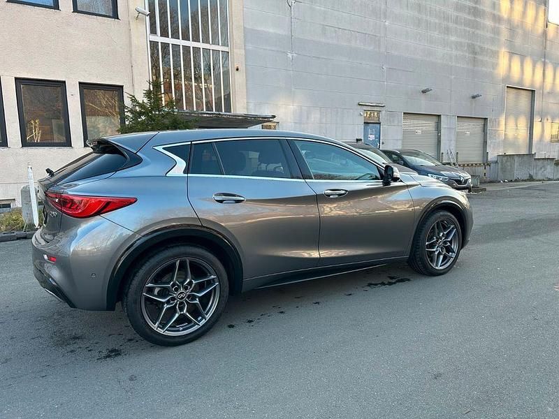 Gebraucht Infiniti Q30 Sport Tech 156 PS (114 kW) 2018 Grau Limousine
