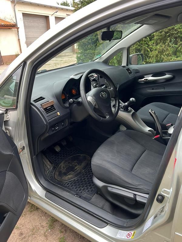 Silber Gebraucht 2007 Toyota Auris Limousine | 2.800 € (Fairer Preis) - Bild 1/4