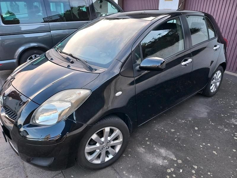 Gebraucht Toyota Yaris 69 PS (50 kW) 2011 Schwarz Kleinwagen