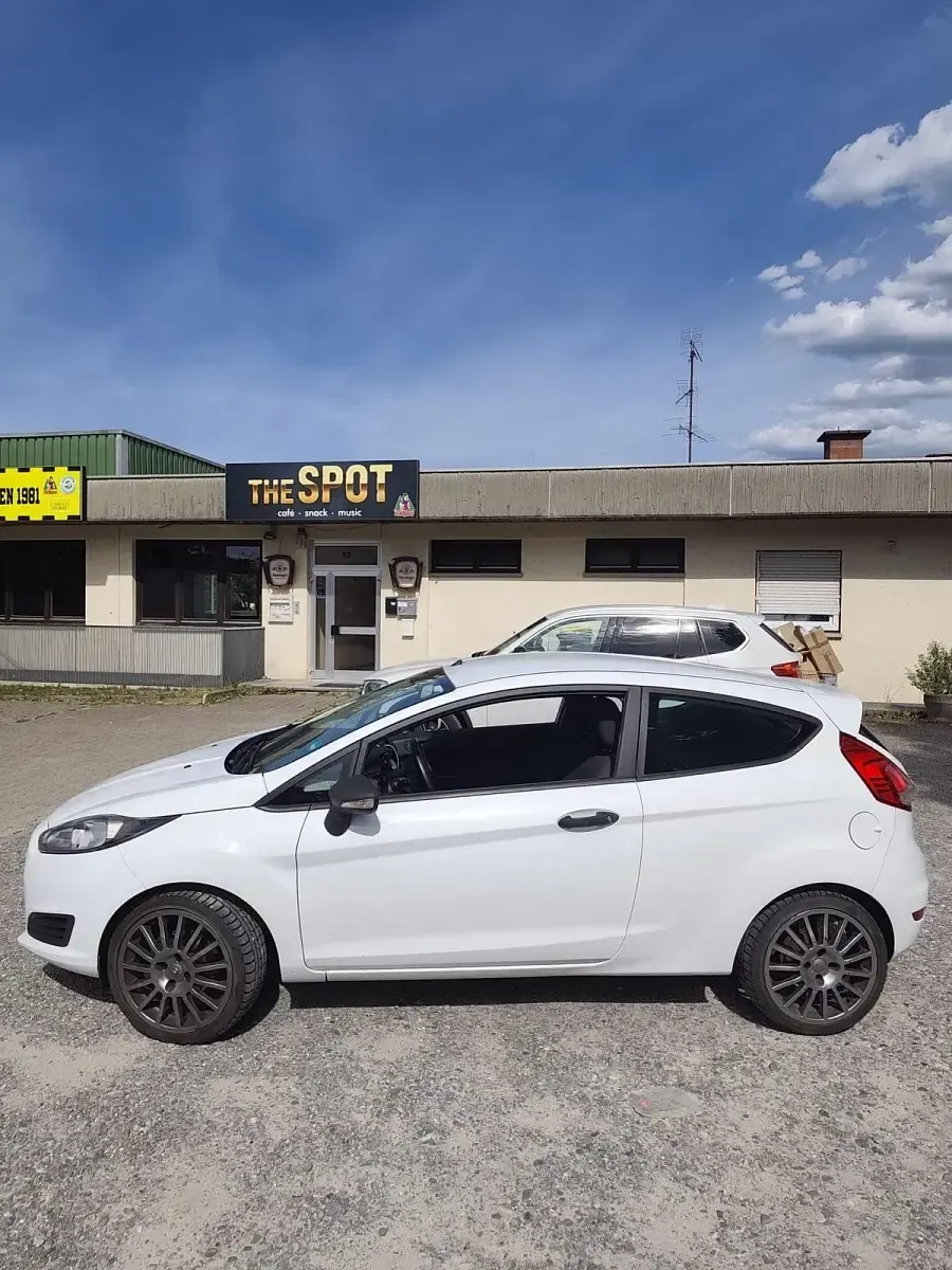 Gebraucht Ford Fiesta 60 PS (44 kW) 2013 Weiß Kleinwagen