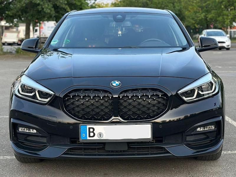 Schwarz Gebraucht 2020 BMW 120 Sport Line Kleinwagen | 18.900 € (Fairer Preis) - Bild 1/4