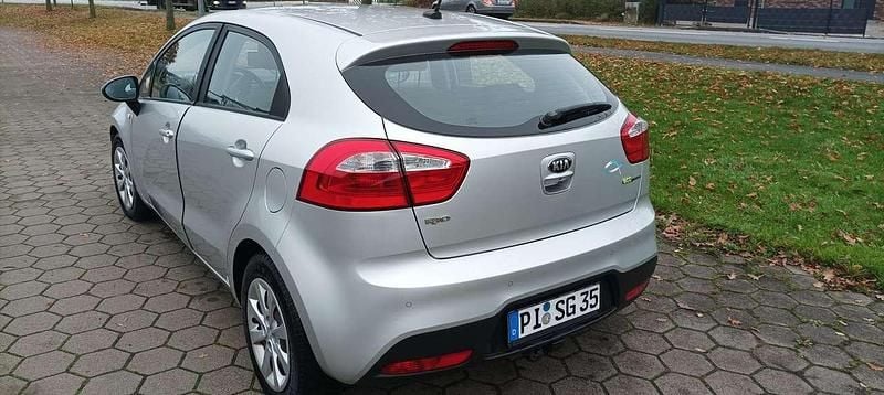 Gebraucht Kia Rio 109 PS (80 kW) 2014 Silber Limousine