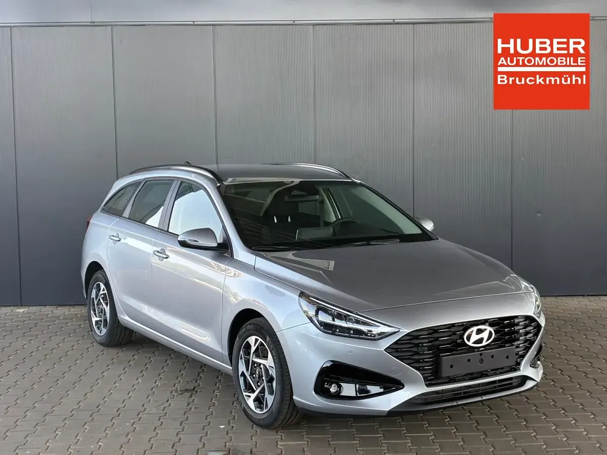 Neu Hyundai i30 Comfort 101 PS (74 kW) 2025 Shimmering silver Kombi