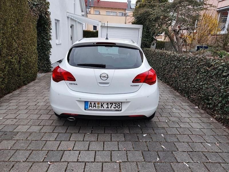 Gebraucht Opel Astra Design Edition 140 PS (102 kW) 2011 Weiß Limousine