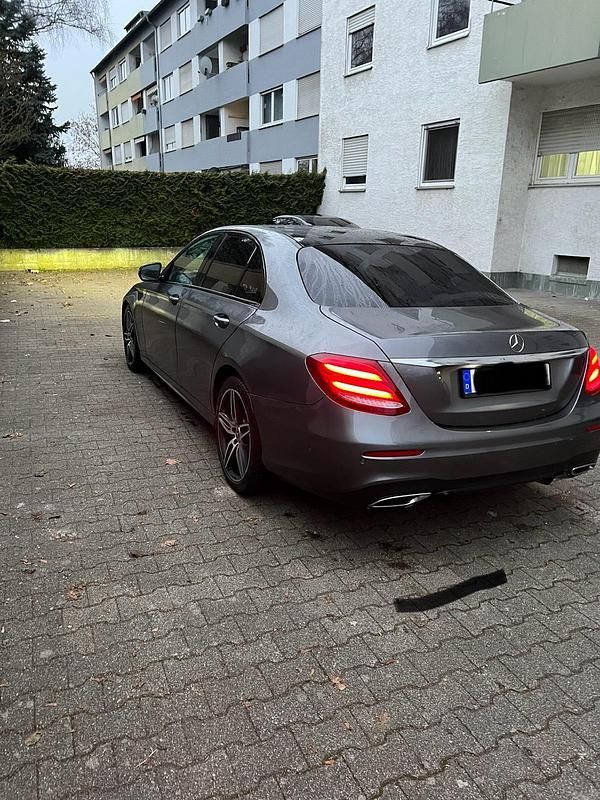 Gebraucht Mercedes E220 AMG line 194 PS (142 kW) 2017 Grau Limousine