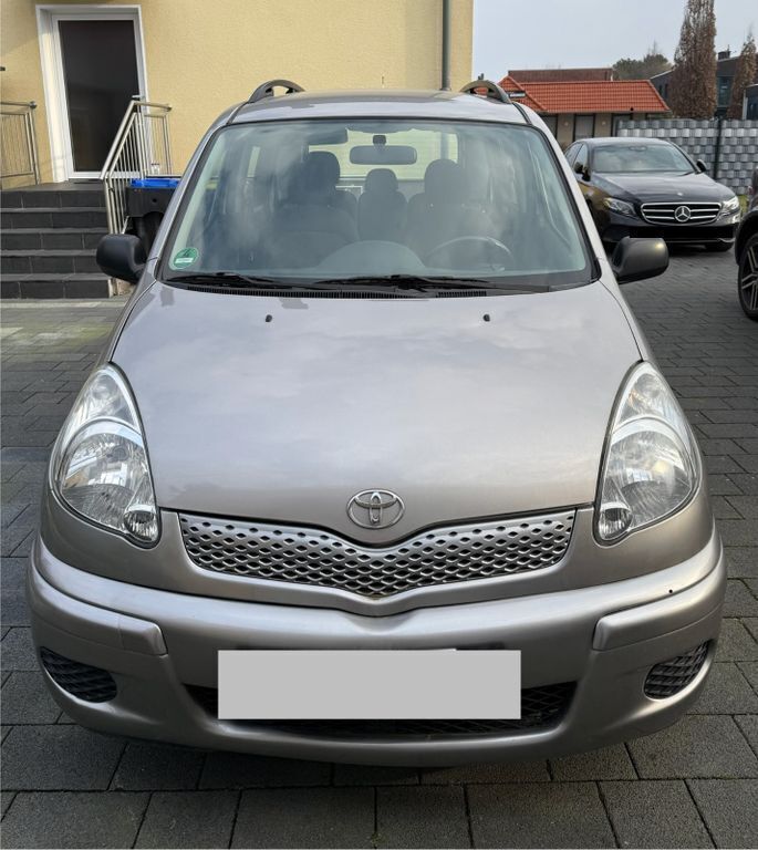 Grau Gebraucht 2005 Toyota Yaris Verso Van / Kleinbus | 4.300 € (Fairer Preis) - Bild 1/4