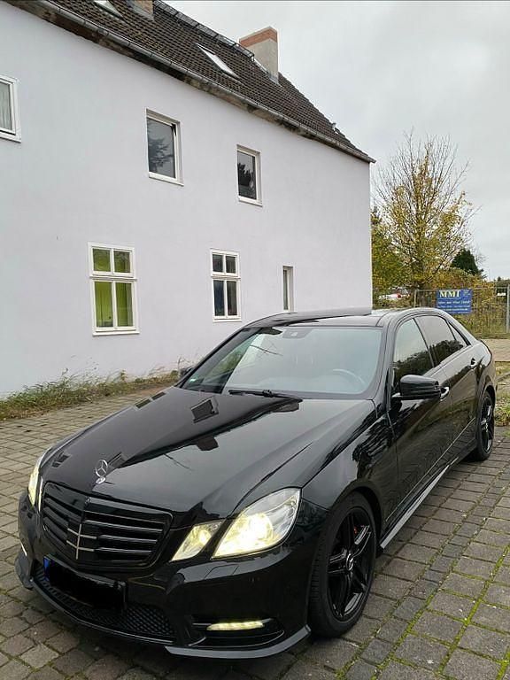 Gebraucht Mercedes E500 555 PS (408 kW) 2012 Schwarz Limousine