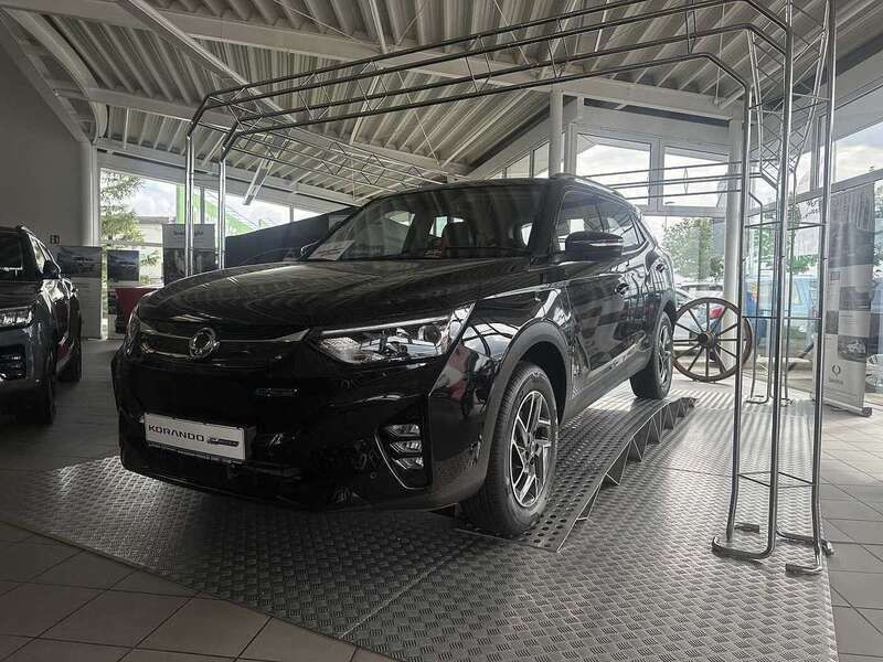Space black Neu 2024 Ssangyong Korando Kleinwagen | 29.390 € - Bild 1/4