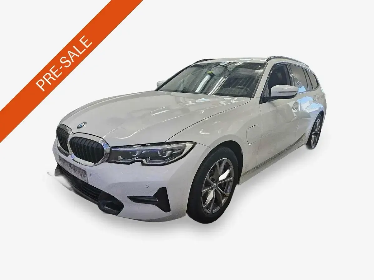 Gebraucht BMW 330 Sport Line 184 PS (135 kW) 2021 Weiß Kombi