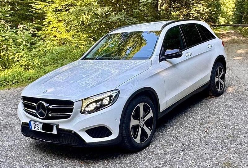 Weiß Gebraucht 2016 Mercedes GLC220 Exclusive SUV | 21.900 € (Guter Preis) - Bild 1/4