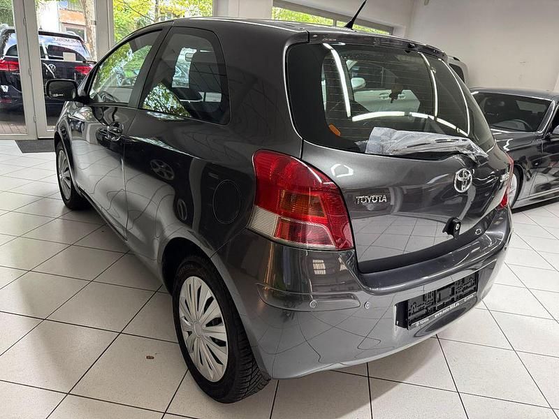 Grau Gebraucht 2009 Toyota Yaris Limousine | 6.799 € (Etwas zu teuer) - Bild 1/4