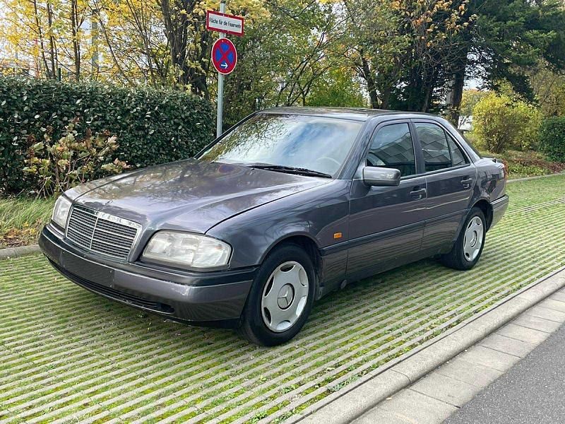 Grau Gebraucht 1995 Mercedes 180 Limousine | 1.950 € - Bild 1/4