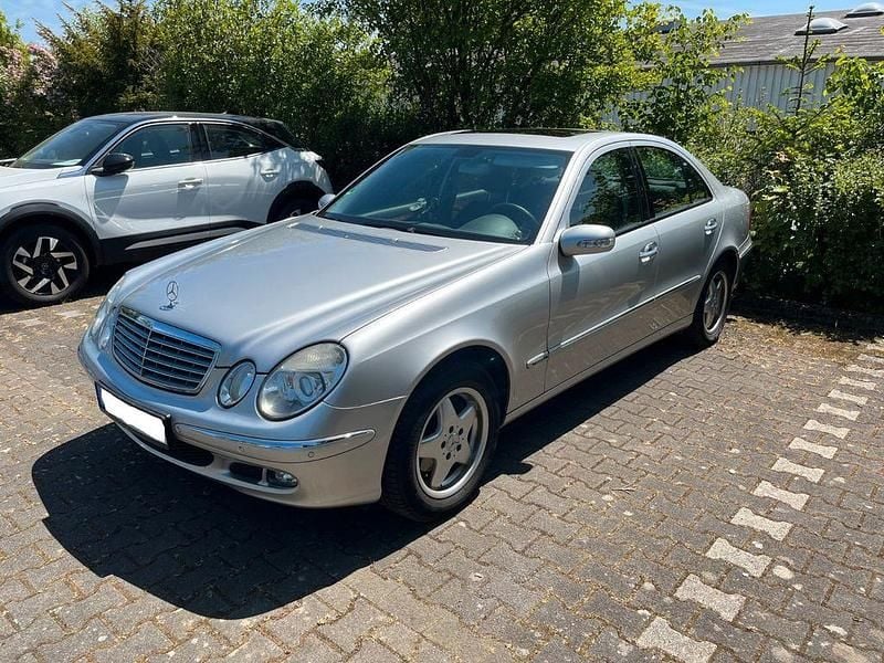 Silber Gebraucht 2005 Mercedes E200 Elegance Limousine | 4.250 € (Superpreis) - Bild 1/4