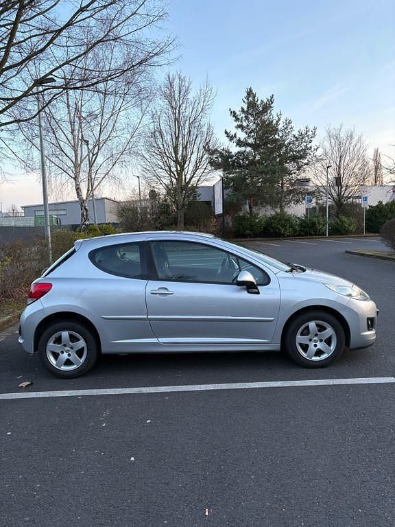 Gebraucht Peugeot 207 73 PS (53 kW) 2011 Silber Limousine
