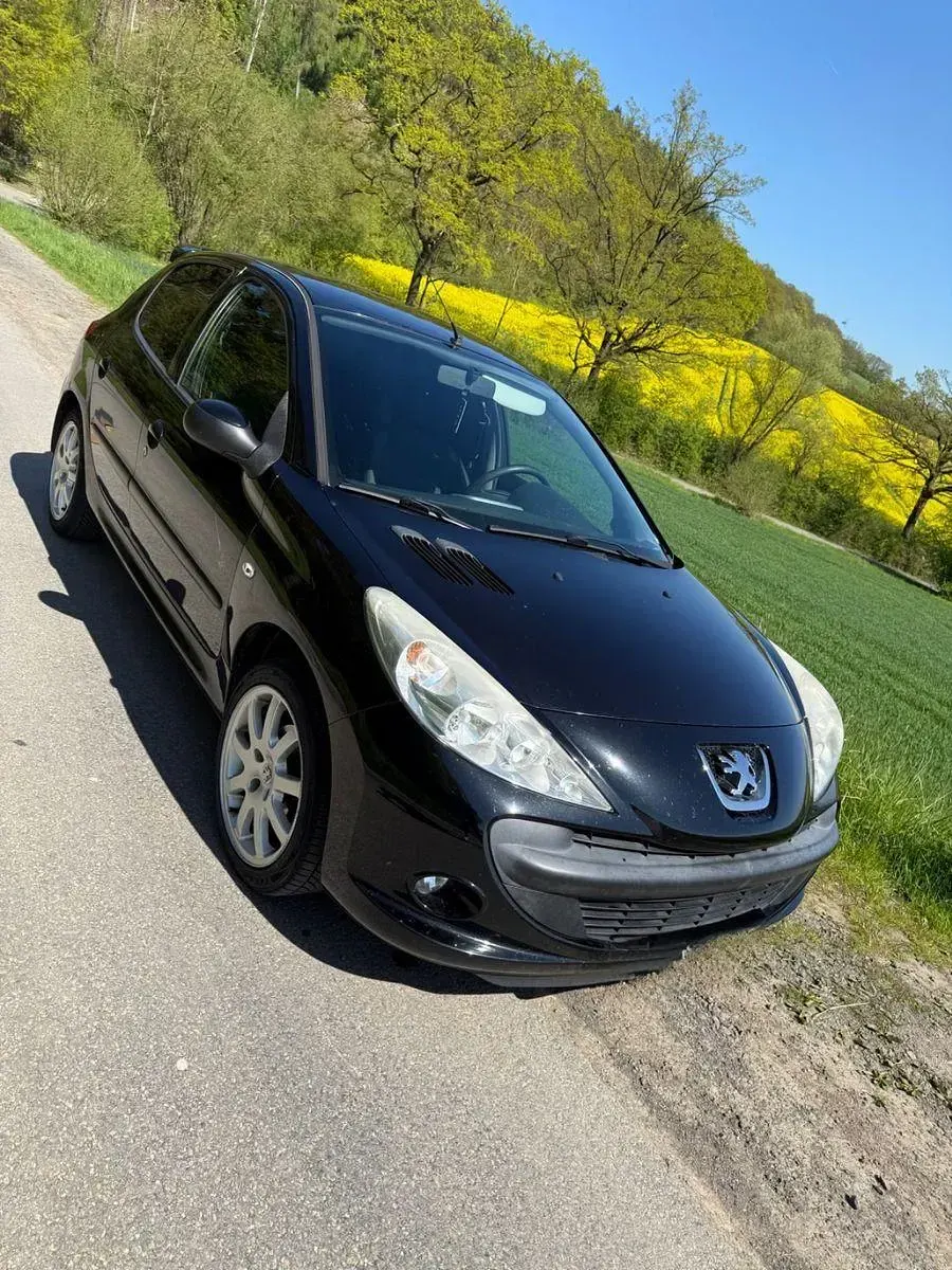 Gebraucht Peugeot 206 73 PS (53 kW) 2010 Schwarz Kleinwagen