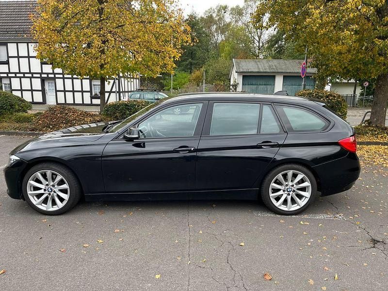 Gebraucht BMW 318 143 PS (105 kW) 2012 Schwarz Kombi