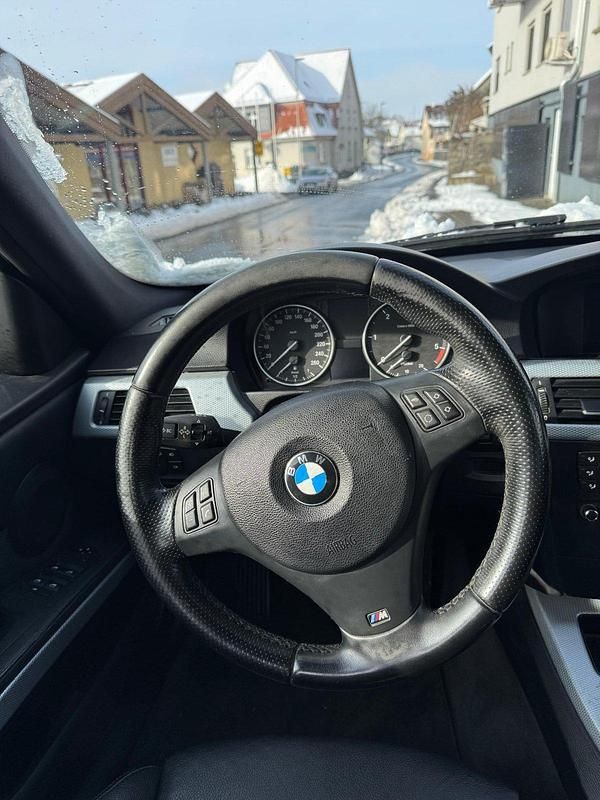 Gebraucht BMW 330 245 PS (180 kW) 2011 Schwarz Kombi