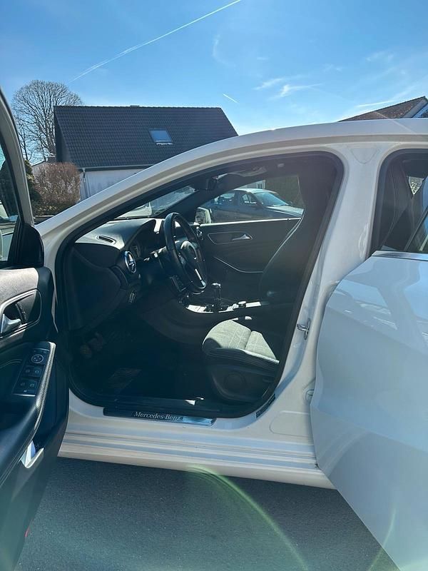 Gebraucht Mercedes A180 122 PS (89 kW) 2014 Weiß Kleinwagen