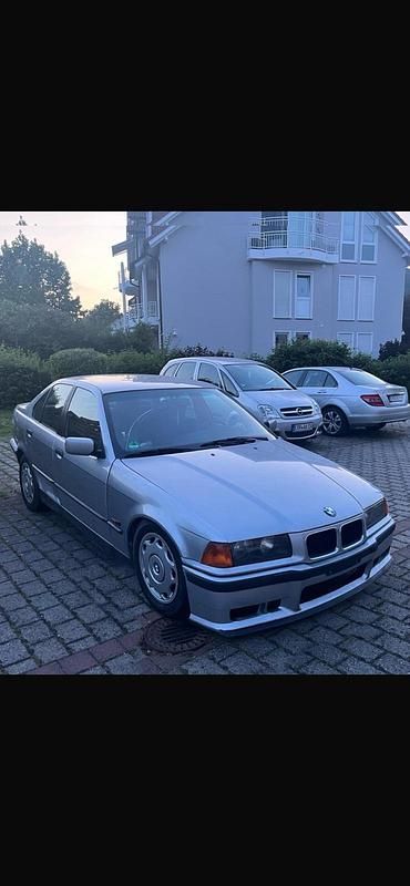Silber Gebraucht 1995 BMW 320 Limousine | 4.299 € - Bild 1/4