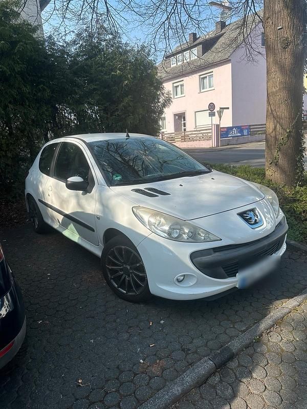 Gebraucht Peugeot 206+ 73 PS (53 kW) 2011 Weiß Kleinwagen
