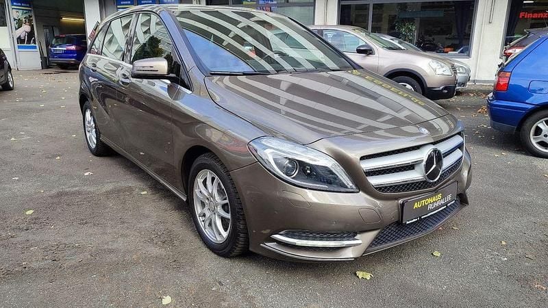 Braun Gebraucht 2012 Mercedes B200 Van / Kleinbus | 13.990 € (Fairer Preis) - Bild 1/4