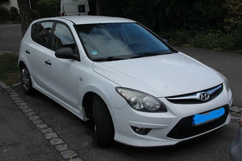 Weiß Gebraucht 2011 Hyundai i30 Classic Limousine | 3.000 € - Bild 1/4
