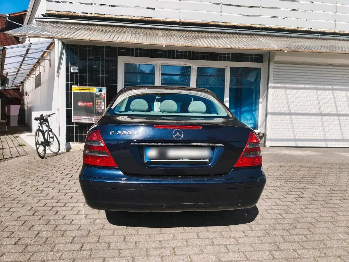 Gebraucht Mercedes E220 150 PS (110 kW) 2003 Blau Limousine