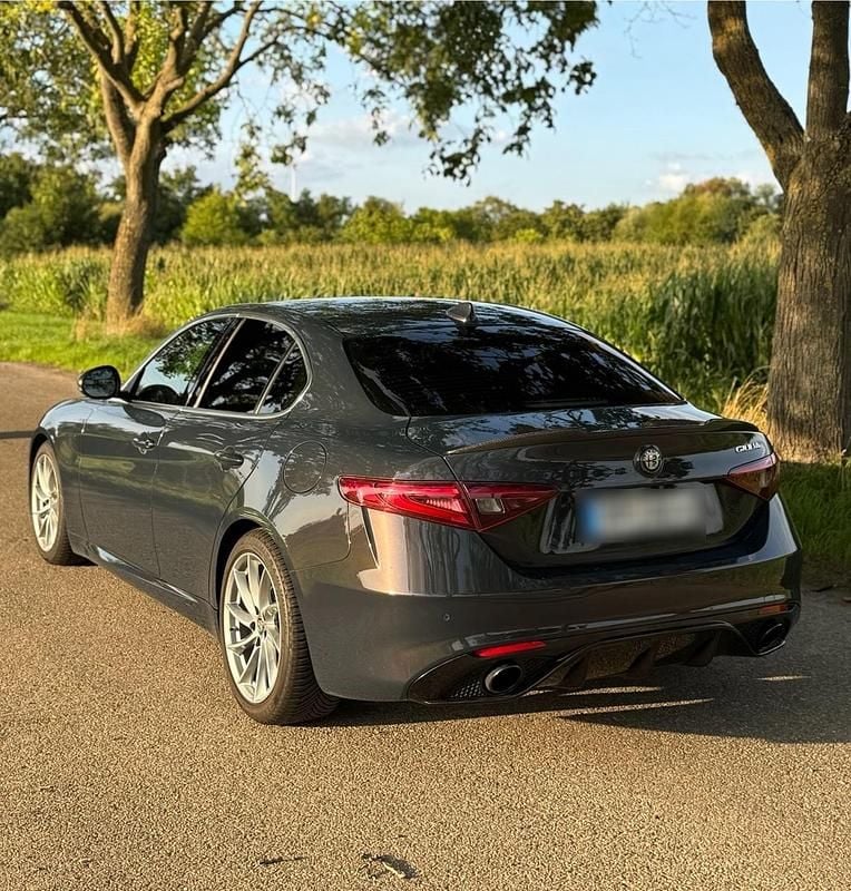 Grau Gebraucht 2016 Alfa Romeo Giulia Veloce Limousine | 14.490 € (Fairer Preis) - Bild 1/4