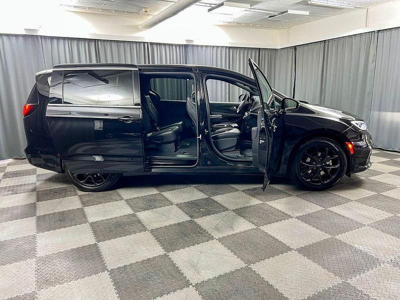 Neu Chrysler Pacifica 291 PS (214 kW) 2025 Schwarz SUV