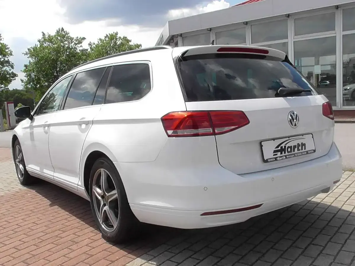 Gebraucht VW Passat Comfortline 150 PS (110 kW) 2018 Pure white Kombi