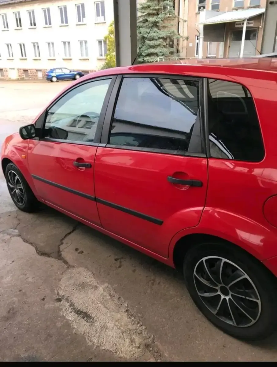 Gebraucht Ford Fiesta 80 PS (58 kW) 2004 Rot Kleinwagen