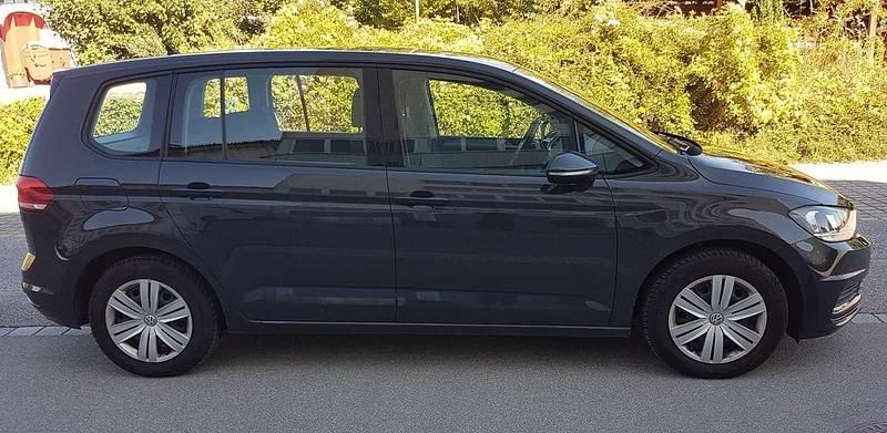 Grau Gebraucht 2018 VW Touran Trendline Van / Kleinbus | 10.900 € (Fairer Preis) - Bild 1/4