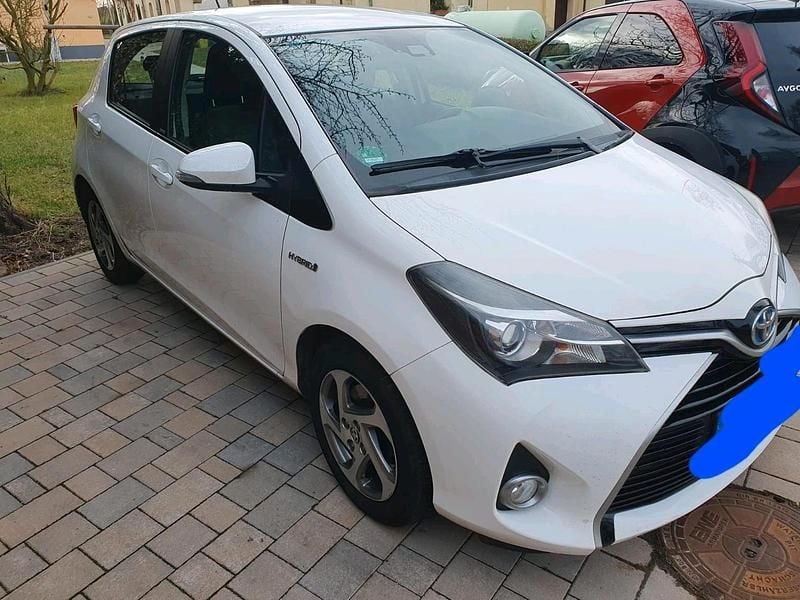 Weiß Gebraucht 2016 Toyota Yaris Hybrid Kleinwagen | 10.550 € (Fairer Preis) - Bild 1/4