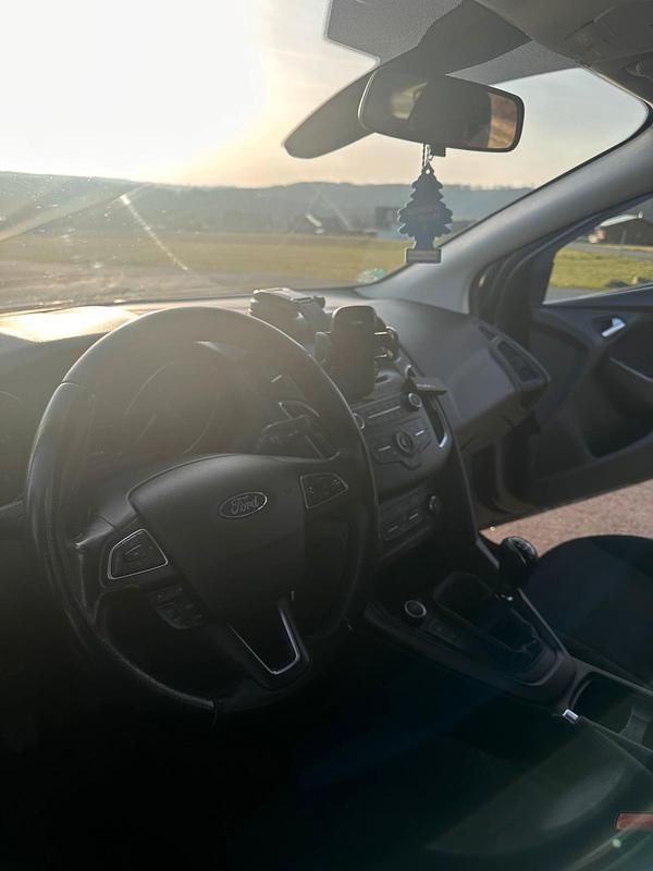 Gebraucht Ford Focus 125 PS (91 kW) 2016 Braun Limousine