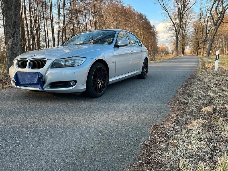 Gebraucht BMW 320 170 PS (125 kW) 2010 Grau Limousine