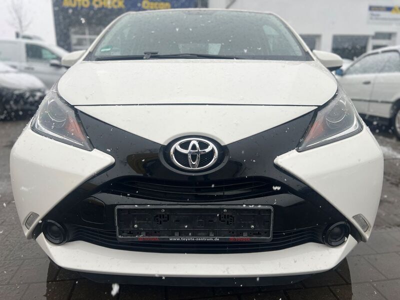 Weiß Gebraucht 2015 Toyota Aygo X-play Kleinwagen | 8.750 € (Guter Preis) - Bild 1/4