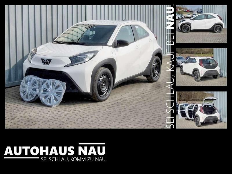 Schneeweiß Neu 2024 Toyota Aygo Play Kleinwagen | 16.990 € - Bild 1/4