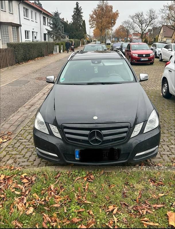 Schwarz Gebraucht 2011 Mercedes E250 Kombi | 6.999 € (Fairer Preis) - Bild 1/4