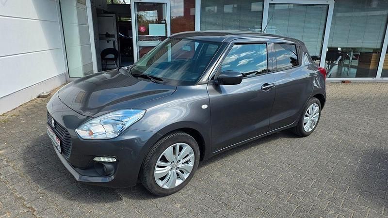 Grau Gebraucht 2018 Suzuki Swift Club Limousine | 10.490 € (Fairer Preis) - Bild 1/4