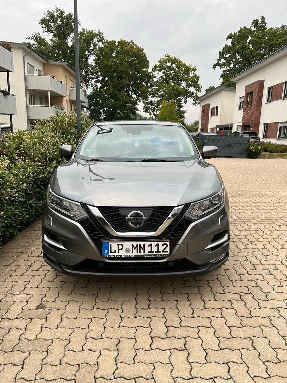 Grau Gebraucht 2017 Nissan Qashqai N-Connecta SUV | 13.500 € (Fairer Preis) - Bild 1/4