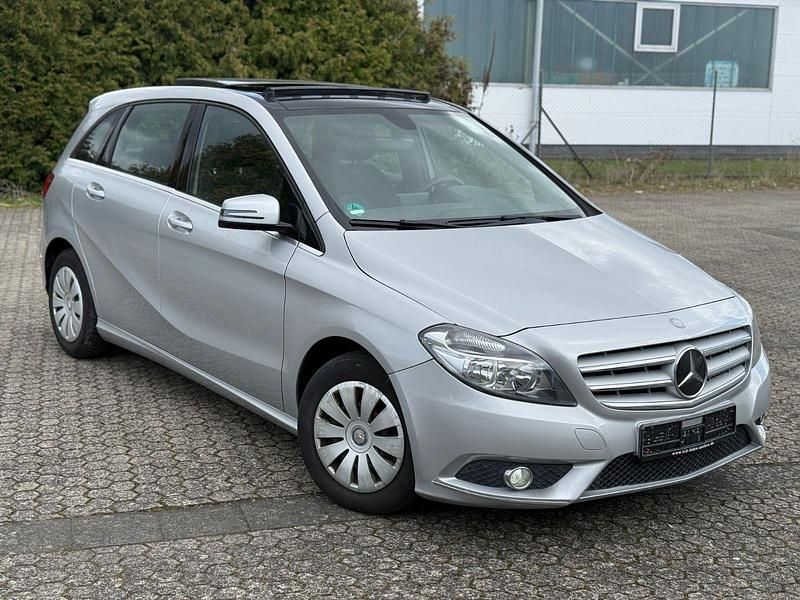 Gebraucht Mercedes B180 122 PS (89 kW) 2012 Silber Van / Kleinbus