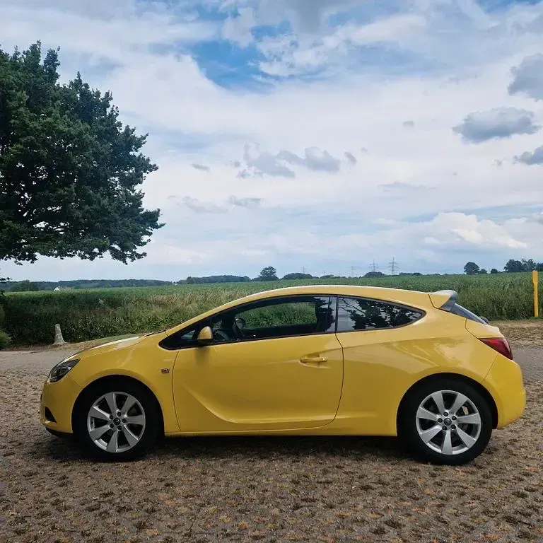 Gebraucht Opel Astra GTC Edition 101 PS (74 kW) 2012 Gelb Limousine