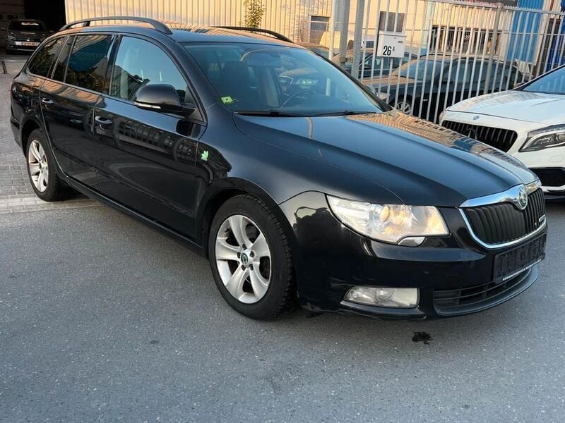 Gebraucht Skoda Superb GreenLine 105 PS (77 kW) 2011 Schwarz Kombi
